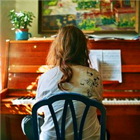 唯美弹钢琴的女生QQ头像合集（12张）