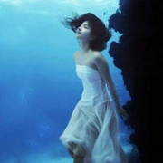 水下闭眼女生头像合集，17张唯美氛围感女生头像图