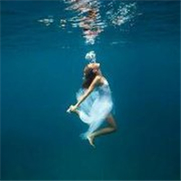 23张女生溺水唯美伤感头像 深海氛围感头像合集