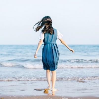 女生面朝大海的背影头像合集 21张高清好看的海边女生背影头像