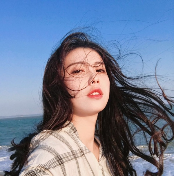 海边氛围感女生头像，发梢随风飘动的单张头像