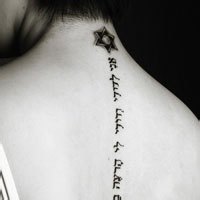 女生露背带纹身QQ头像 霸气又好看的女生纹身露背头像合集