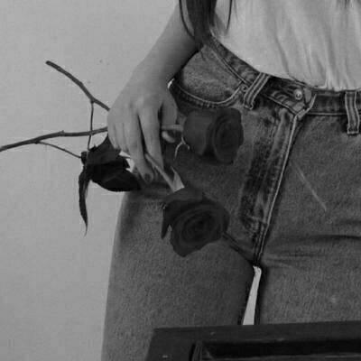 13张高清伤感黑白女生头像 适合当微信头像的氛围感图