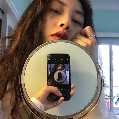 女生对着镜子用手机自拍的高清头像合集 共34张好看的镜拍女生头像