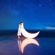 抱月亮意境的女生头像来啦，就这一张单张图