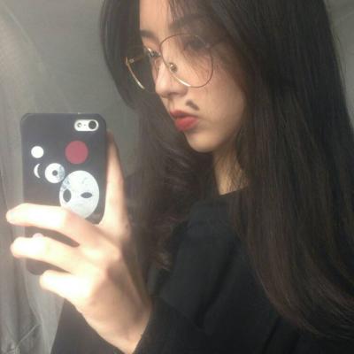 女生对着镜子用手机自拍的高清头像合集 共34张好看的镜拍女生头像