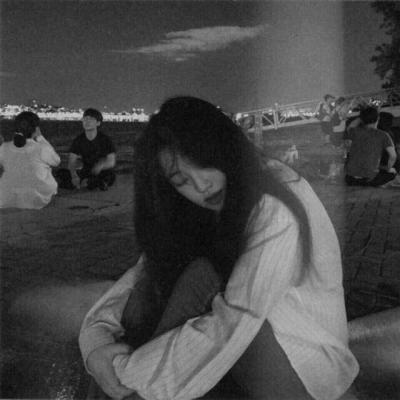 12张高清黑白孤独伤感女生头像合集