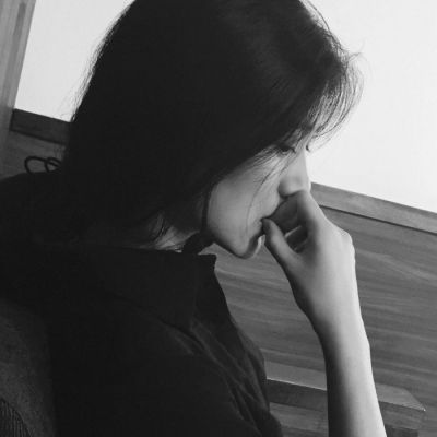 24张高清伤感黑白女头像合集，主打有意境的女生黑白头像素材，来自小脸头像网的女生头像分类页面。
