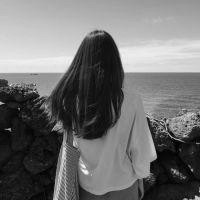 34张氛围感拉满的黑白女生背影头像