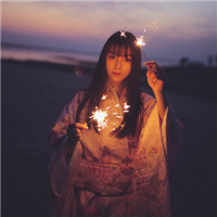 女生手持烟花的QQ头像来啦！12张氛围感拉满的唯美头像