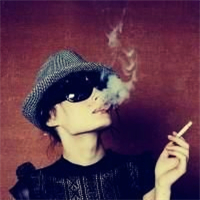 女生吐烟圈头像合集 18张好看的女生抽烟头像