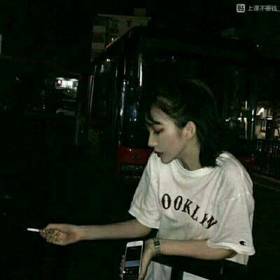 自带女王气场！10张抽烟女生高清头像分享
