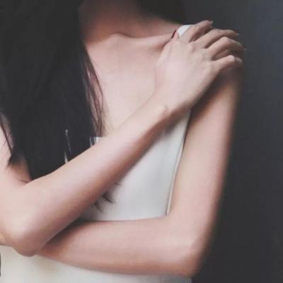 不露脸又霸气的女生锁骨头像 露锁骨氛围感拉满（33张）