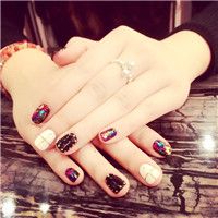 适合美甲师用的创意彩色美甲头像 共19张女生头像