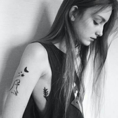 12张高清伤感女生黑白头像 快存起来用