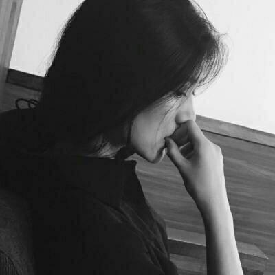 12张高清伤感女生黑白头像 快存起来用