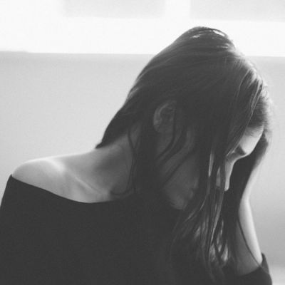 24张高清伤感黑白女头像合集，主打有意境的女生黑白头像素材，来自小脸头像网的女生头像分类页面。
