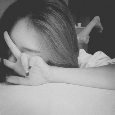24张高清伤感黑白女头像合集，主打有意境的女生黑白头像素材，来自小脸头像网的女生头像分类页面。