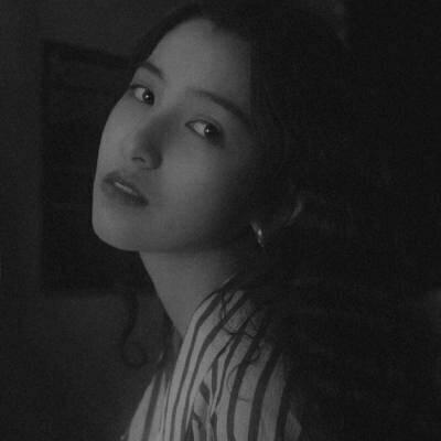 12张高清伤感女生黑白头像 快存起来用