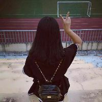 20张盘腿女生背影头像合集 免费下载