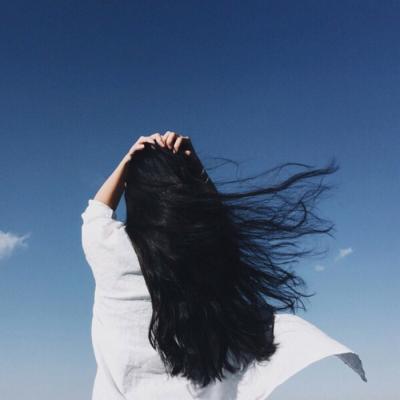 18张高清长发披肩女生头像 氛围感拉满的唯美款