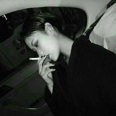 霸气拽酷！11张女生抽烟高清头像合集