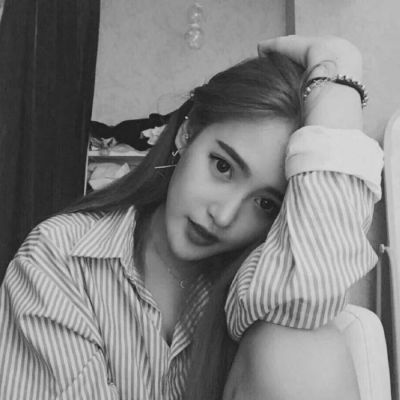 气质拉满！17张高清黑白女生微信头像精选