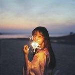 手拿烟花的唯美女生头像 共11张素材分享
