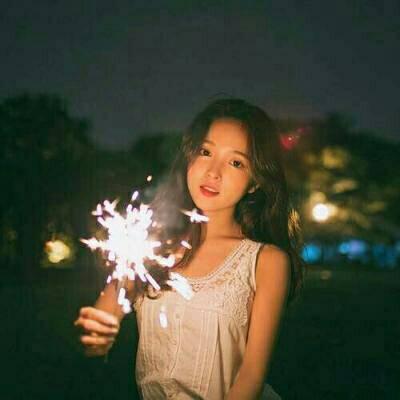 手拿烟花的唯美女生头像 共11张素材分享