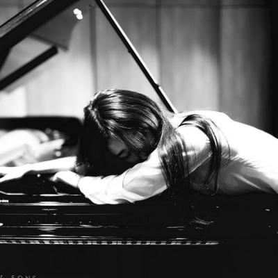 20张高清冷淡风黑白伤感女生头像合集