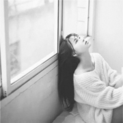 24张高清伤感黑白女头像合集，主打有意境的女生黑白头像素材，来自小脸头像网的女生头像分类页面。