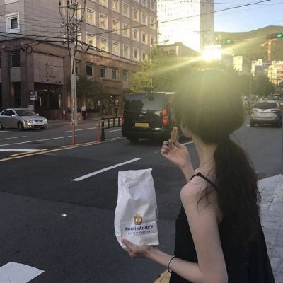 9张高清真人背影丧系女头 氛围感拉满的唯美头像合集