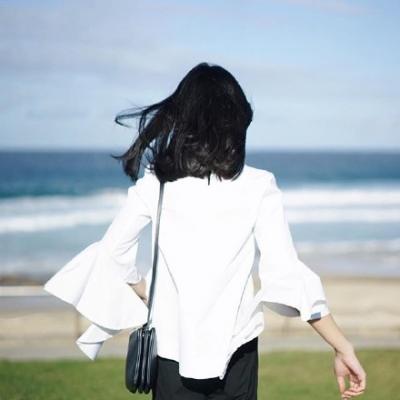 女生面朝大海的背影头像合集 21张高清好看的海边女生背影头像