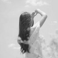 34张氛围感拉满的黑白女生背影头像