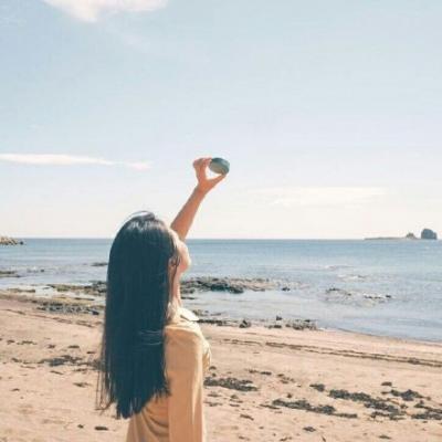 女生面朝大海的背影头像合集 21张高清好看的海边女生背影头像