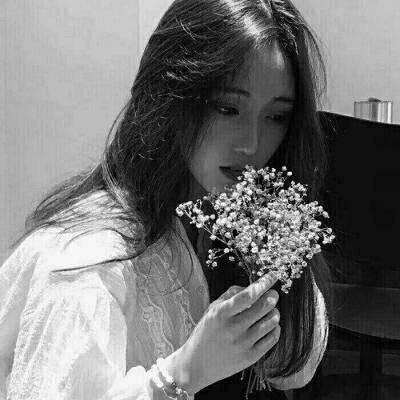 13张高清黑白伤感女生头像 氛围感拉满