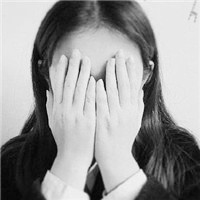23张黑白女生流泪伤感头像 把难过藏在画面里