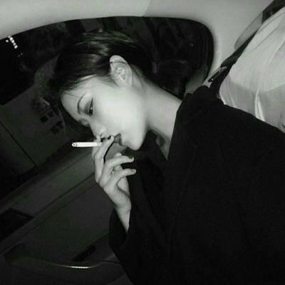 女生抽烟霸气拽头像合集 11张带着松弛感的抽烟回忆头像