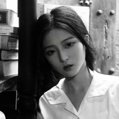 16张氛围感拉满的女生黑白伤感QQ头像