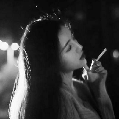 女生抽烟霸气拽头像合集 11张带着松弛感的抽烟回忆头像