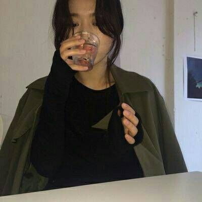 13张颓废女生抽烟喝酒头像 这种样子从来不是真实的我
