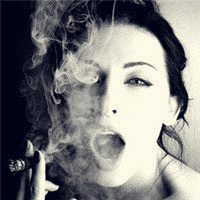 女生吐烟圈头像合集 18张好看的女生抽烟头像