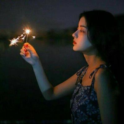 手拿烟花的唯美女生头像 共11张素材分享