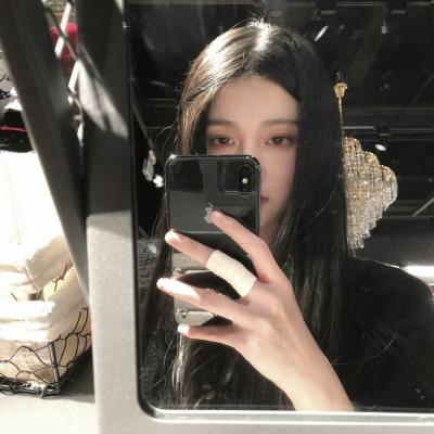 女生对着镜子用手机自拍的高清头像合集 共34张好看的镜拍女生头像