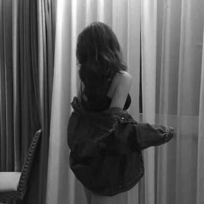 13张高清伤感黑白女生头像 适合当微信头像的氛围感图