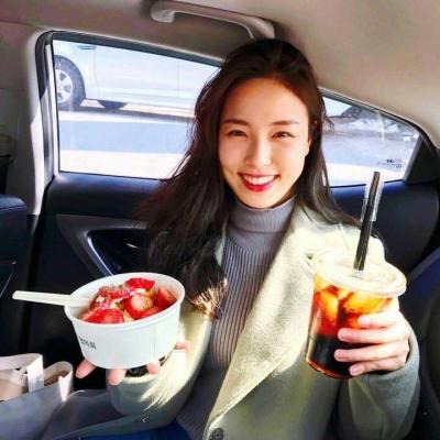 32张高清真人美女微信头像 好看的女生头像合集