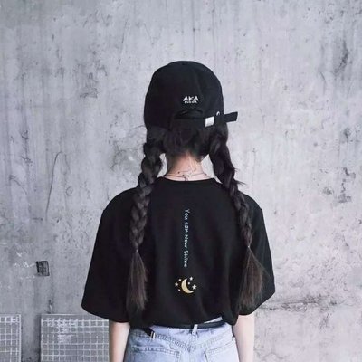 18张氛围感拉满的气质背影女头像 高清无水印可直接用