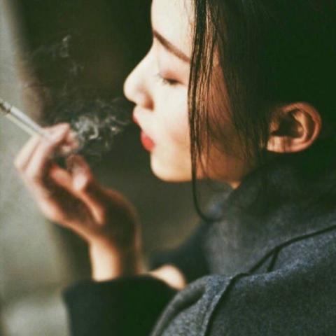 女生霸气抽烟头像合集 21张高清好看的头像素材