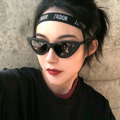 24张高清高冷霸气短发女生头像合集