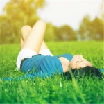 躺在绿草地上的女生头像，单张素材来啦